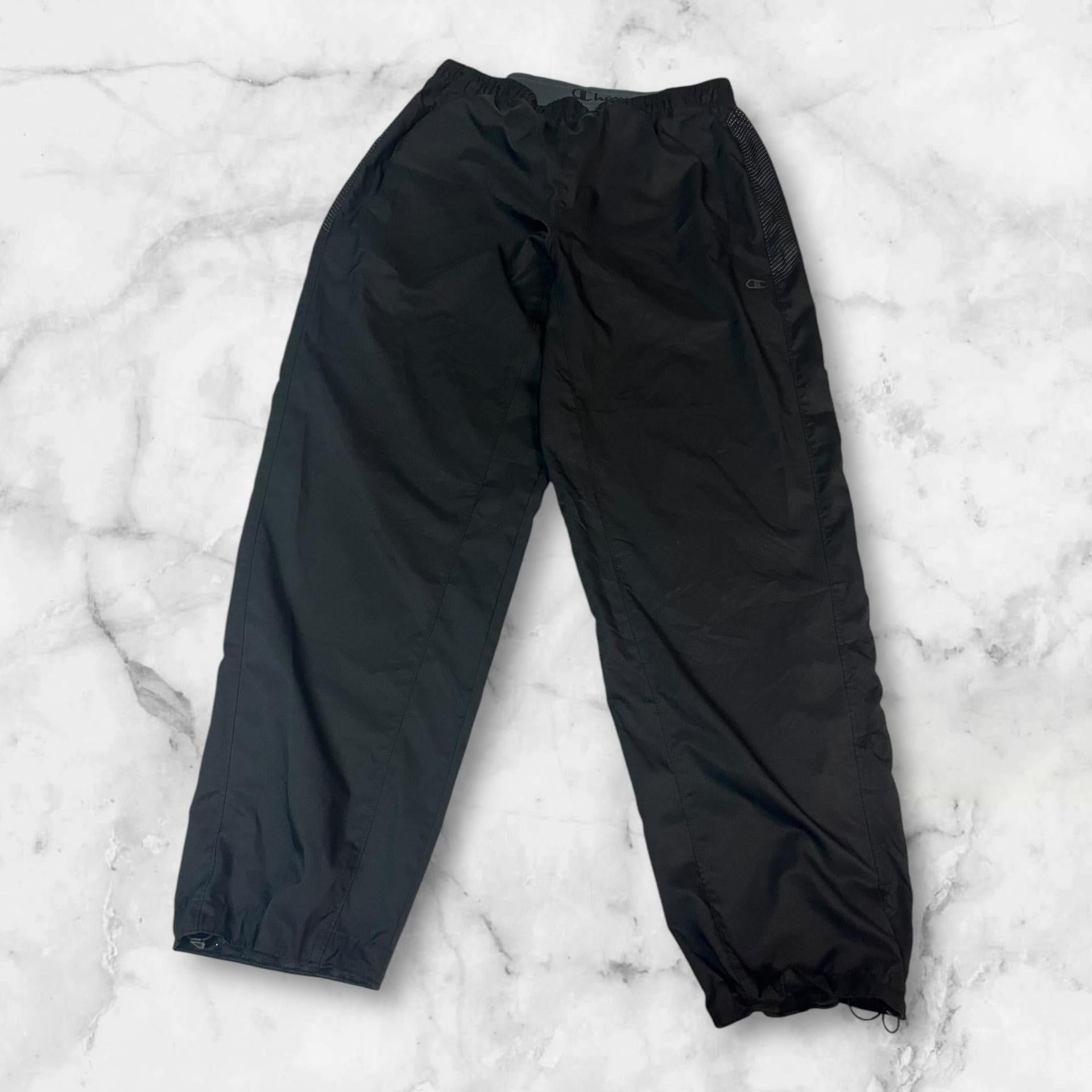Entdecke unsere Vintage Track Pants von Nike und anderen Marken, erhältlich bei Valuxery.de - Dein Shop für trendige Vintage - Kleidung. Unsere Track Pants sind aus hochwertigen Materialien und