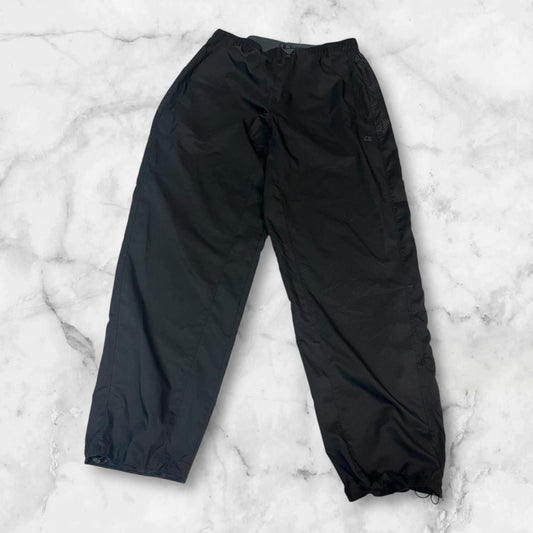 Entdecke unsere Vintage Track Pants von Nike und anderen Marken, erhältlich bei Valuxery.de - Dein Shop für trendige Vintage - Kleidung. Unsere Track Pants sind aus hochwertigen Materialien und