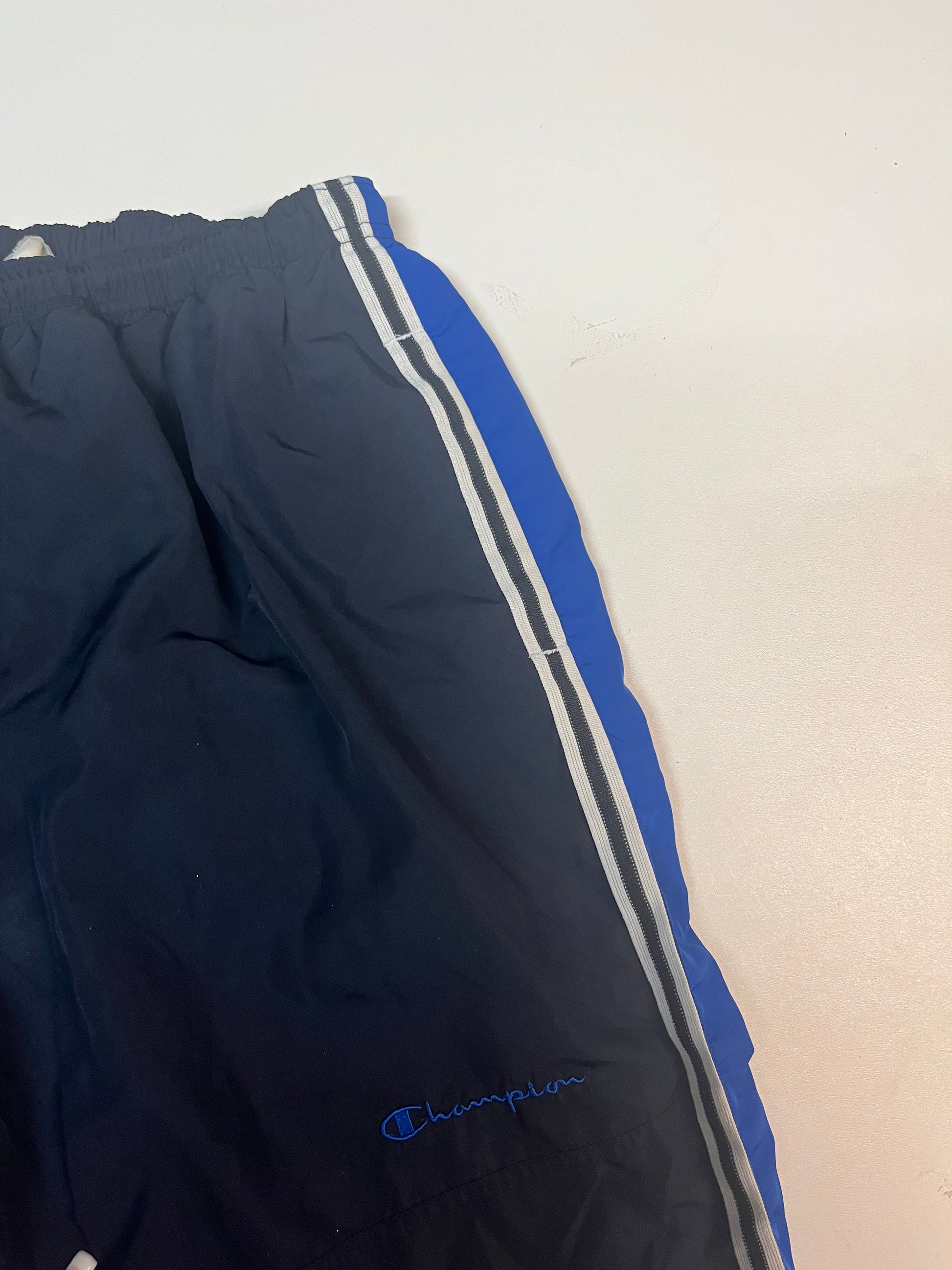 Entdecke unsere Vintage Track Pants von Nike und anderen Marken, erhältlich bei Valuxery.de - Dein Shop für trendige Vintage - Kleidung. Unsere Track Pants sind aus hochwertigen Materialien und