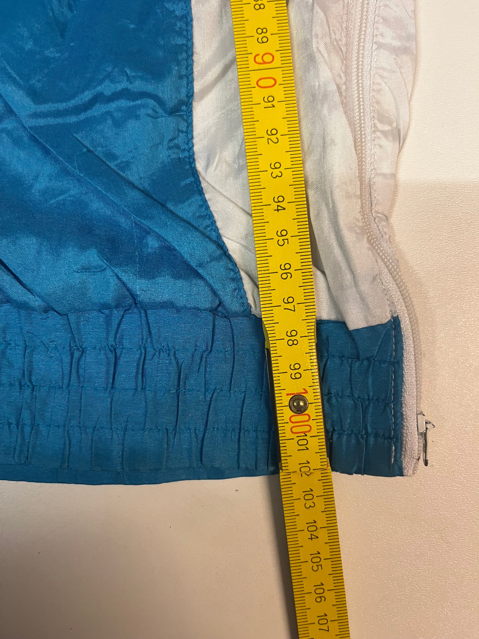 Entdecke unsere Vintage Track Pants von Nike und anderen Marken, erhältlich bei Valuxery.de - Dein Shop für trendige Vintage - Kleidung. Unsere Track Pants sind aus hochwertigen Materialien und