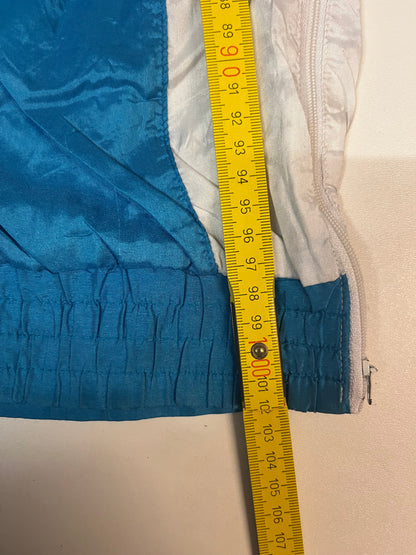 Entdecke unsere Vintage Track Pants von Nike und anderen Marken, erhältlich bei Valuxery.de - Dein Shop für trendige Vintage - Kleidung. Unsere Track Pants sind aus hochwertigen Materialien und
