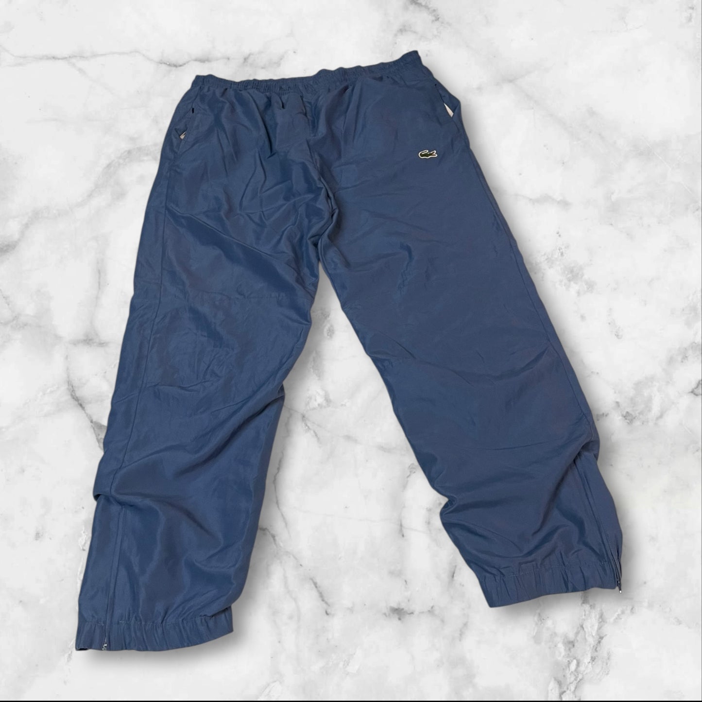 Entdecke unsere Vintage Track Pants von Nike und anderen Marken, erhältlich bei Valuxery.de - Dein Shop für trendige Vintage - Kleidung. Unsere Track Pants sind aus hochwertigen Materialien und