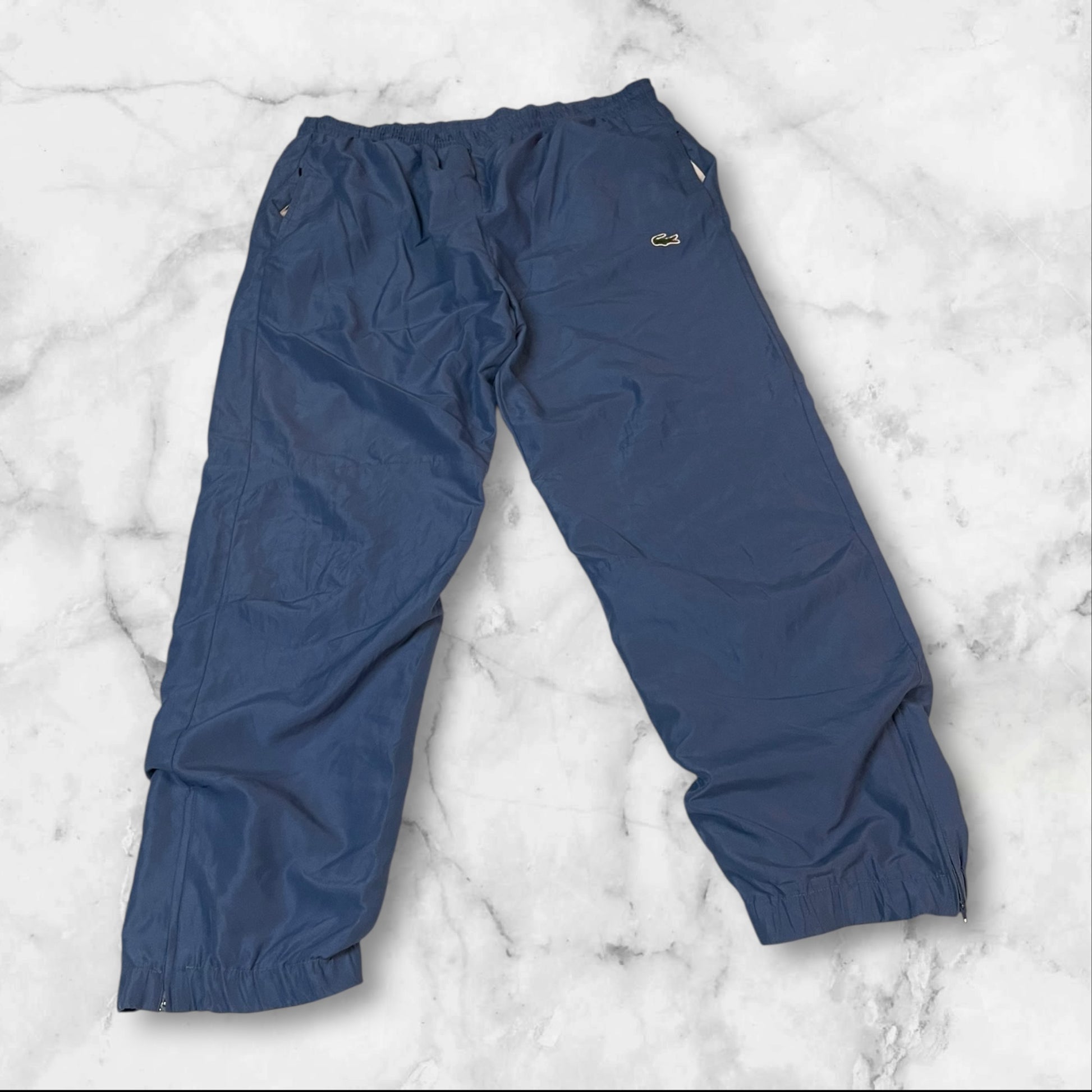 Entdecke unsere Vintage Track Pants von Nike und anderen Marken, erhältlich bei Valuxery.de - Dein Shop für trendige Vintage - Kleidung. Unsere Track Pants sind aus hochwertigen Materialien und