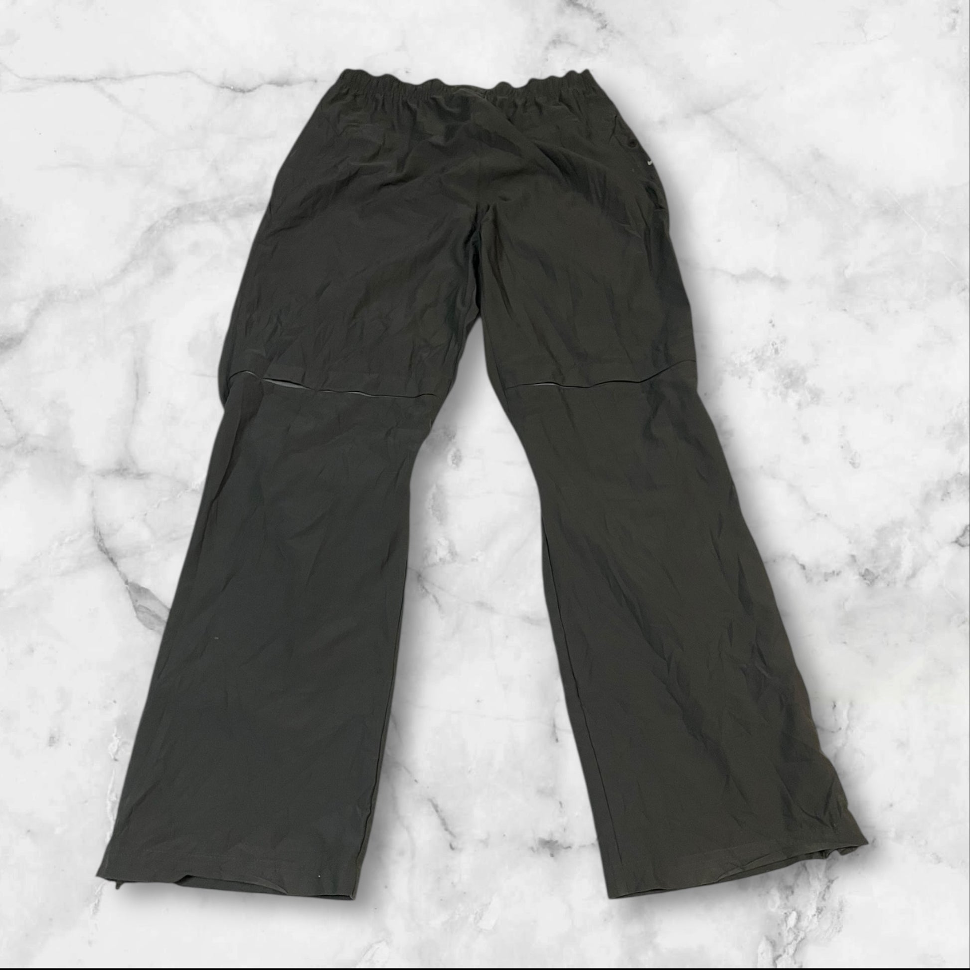 Entdecke unsere Vintage Track Pants von Nike und anderen Marken, erhältlich bei Valuxery.de - Dein Shop für trendige Vintage - Kleidung. Unsere Track Pants sind aus hochwertigen Materialien und