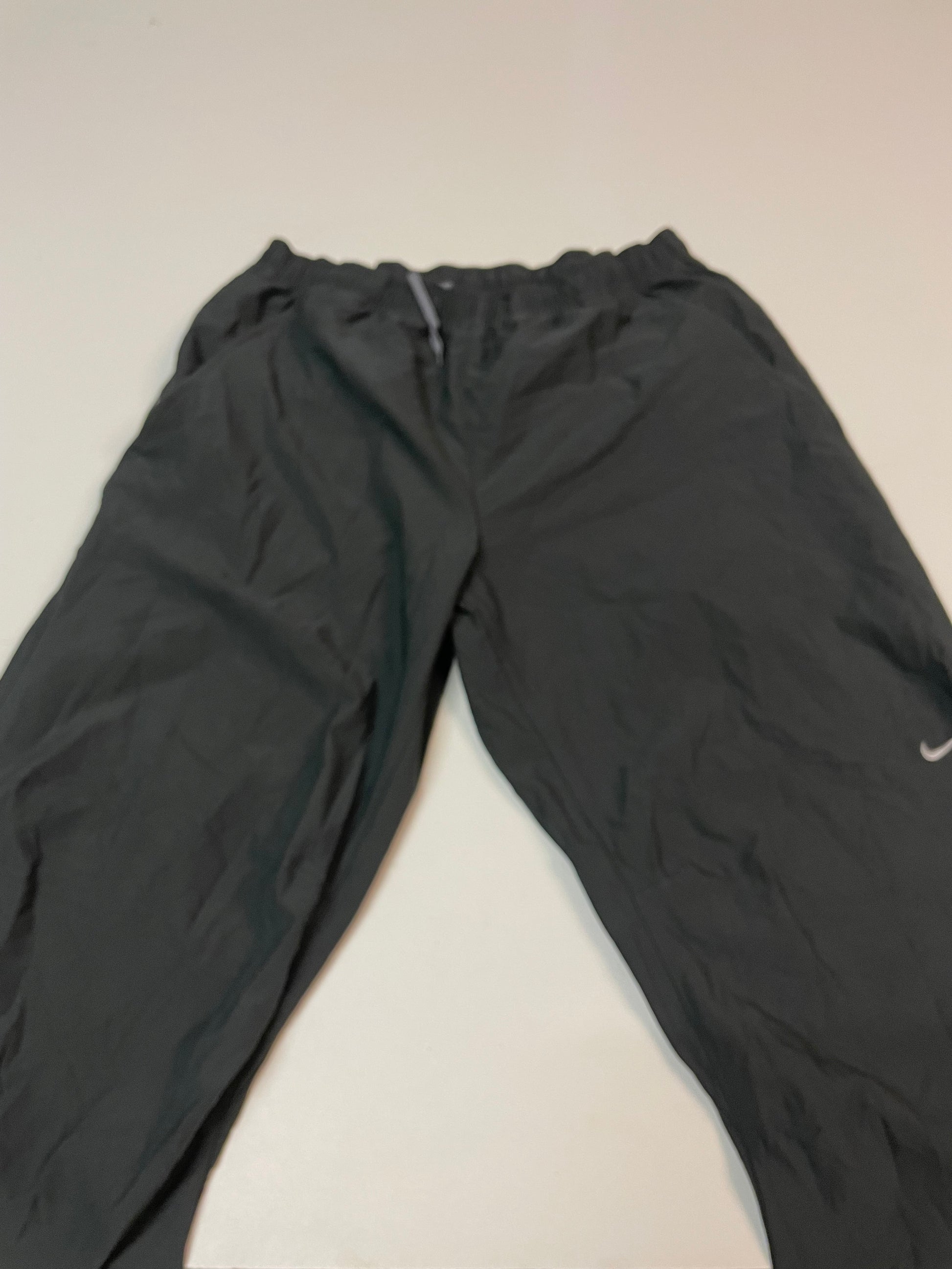 Entdecke unsere Vintage Track Pants von Nike und anderen Marken, erhältlich bei Valuxery.de - Dein Shop für trendige Vintage - Kleidung. Unsere Track Pants sind aus hochwertigen Materialien und