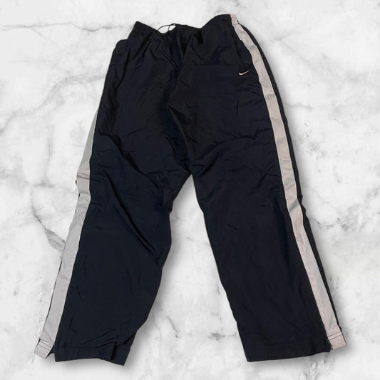 Entdecke unsere Vintage Track Pants von Nike und anderen Marken, erhältlich bei Valuxery.de - Dein Shop für trendige Vintage - Kleidung. Unsere Track Pants sind aus hochwertigen Materialien und