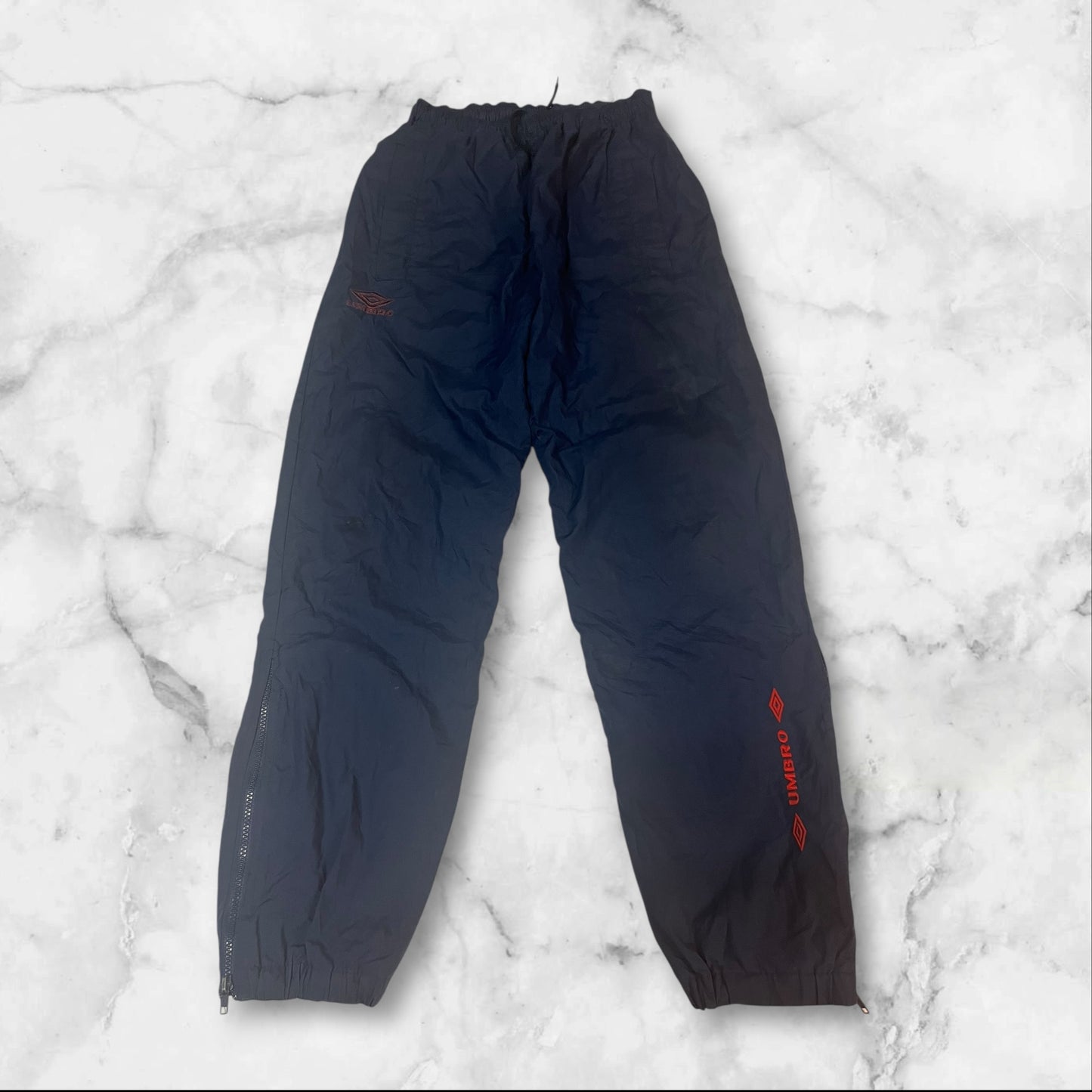 Entdecke unsere Vintage Track Pants von Nike und anderen Marken, erhältlich bei Valuxery.de - Dein Shop für trendige Vintage - Kleidung. Unsere Track Pants sind aus hochwertigen Materialien und