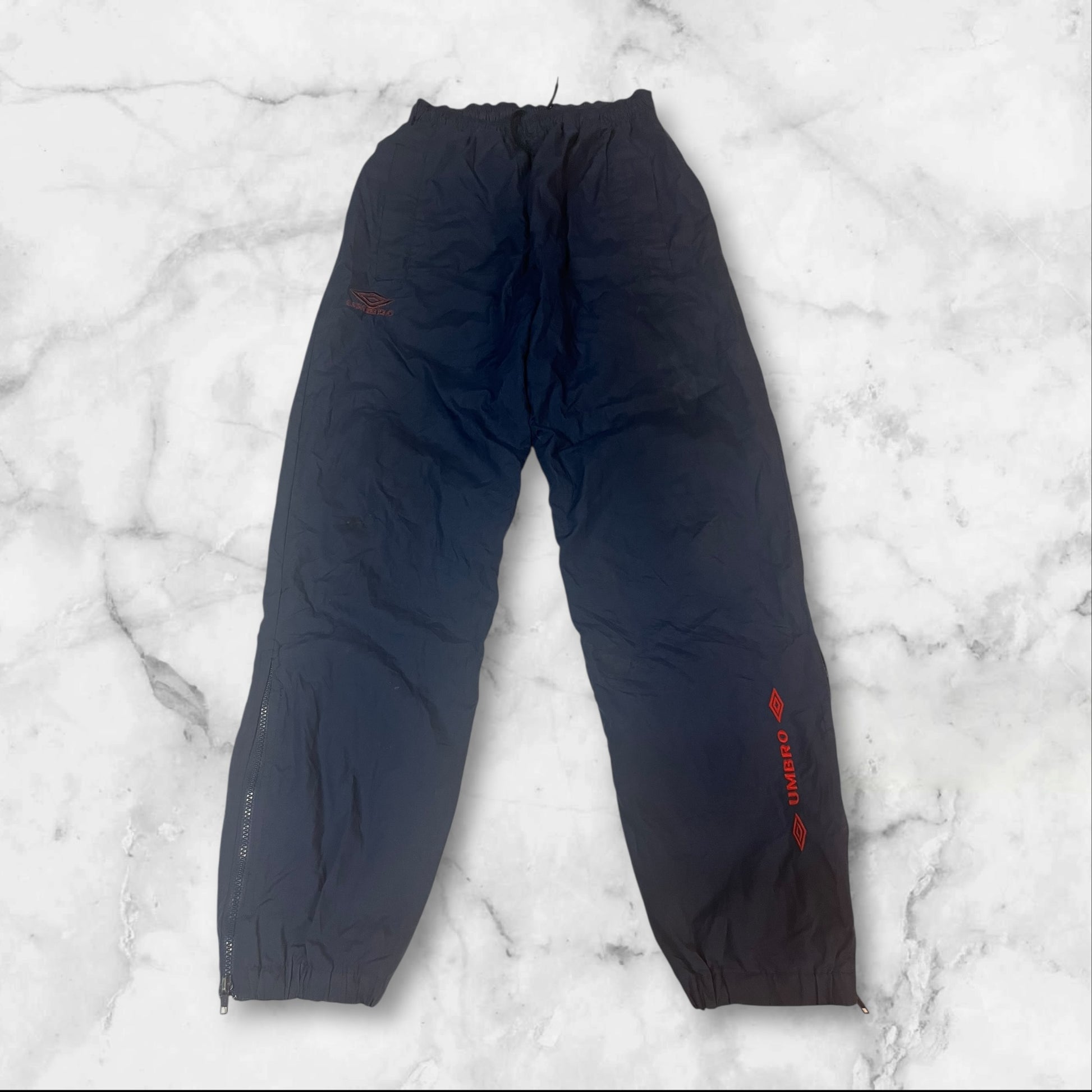 Entdecke unsere Vintage Track Pants von Nike und anderen Marken, erhältlich bei Valuxery.de - Dein Shop für trendige Vintage - Kleidung. Unsere Track Pants sind aus hochwertigen Materialien und