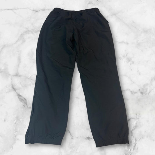 Entdecke unsere Vintage Track Pants von Nike und anderen Marken, erhältlich bei Valuxery.de - Dein Shop für trendige Vintage - Kleidung. Unsere Track Pants sind aus hochwertigen Materialien und
