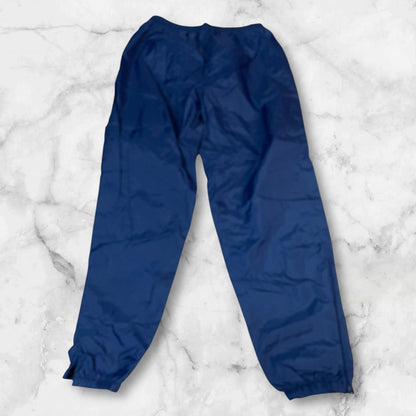 Entdecke unsere Vintage Track Pants von Nike und anderen Marken, erhältlich bei Valuxery.de - Dein Shop für trendige Vintage - Kleidung. Unsere Track Pants sind aus hochwertigen Materialien und