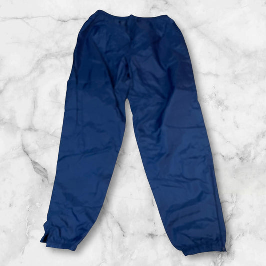 Entdecke unsere Vintage Track Pants von Nike und anderen Marken, erhältlich bei Valuxery.de - Dein Shop für trendige Vintage - Kleidung. Unsere Track Pants sind aus hochwertigen Materialien und