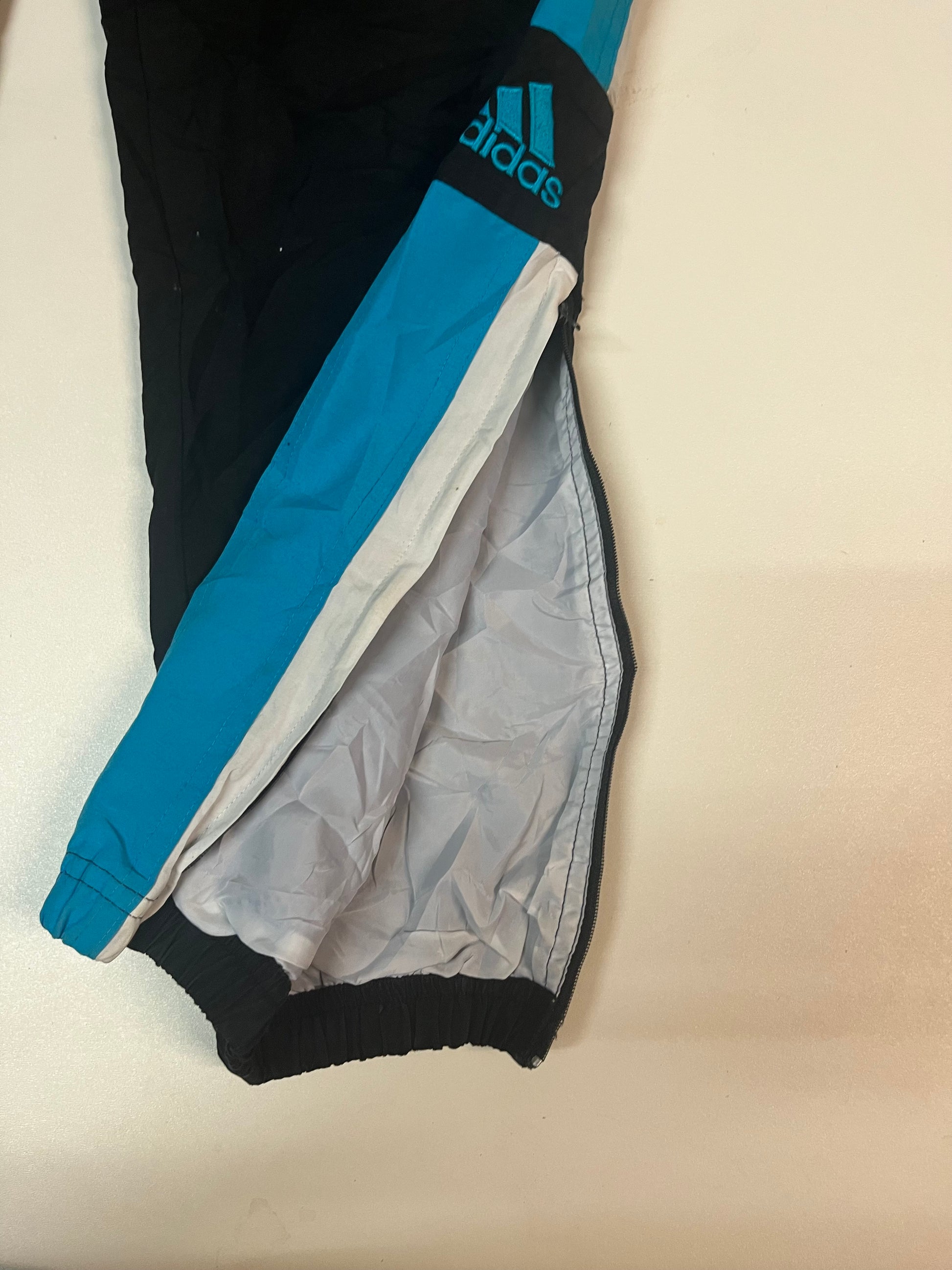 Entdecke unsere Vintage Track Pants von Nike und anderen Marken, erhältlich bei Valuxery.de - Dein Shop für trendige Vintage - Kleidung. Unsere Track Pants sind aus hochwertigen Materialien und