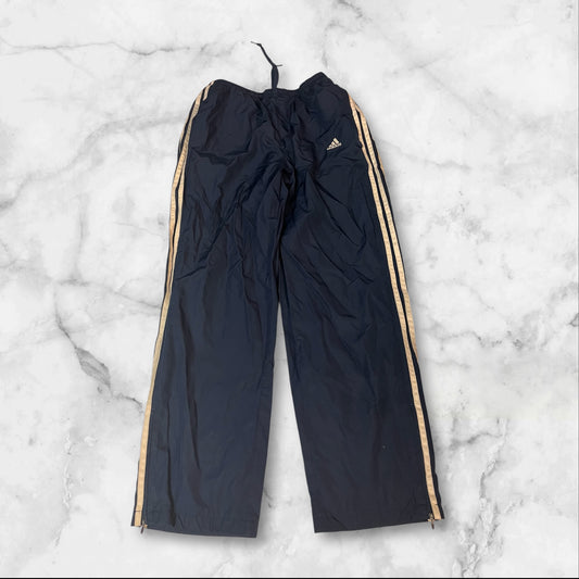 Entdecke unsere Vintage Track Pants von Nike und anderen Marken, erhältlich bei Valuxery.de - Dein Shop für trendige Vintage - Kleidung. Unsere Track Pants sind aus hochwertigen Materialien und