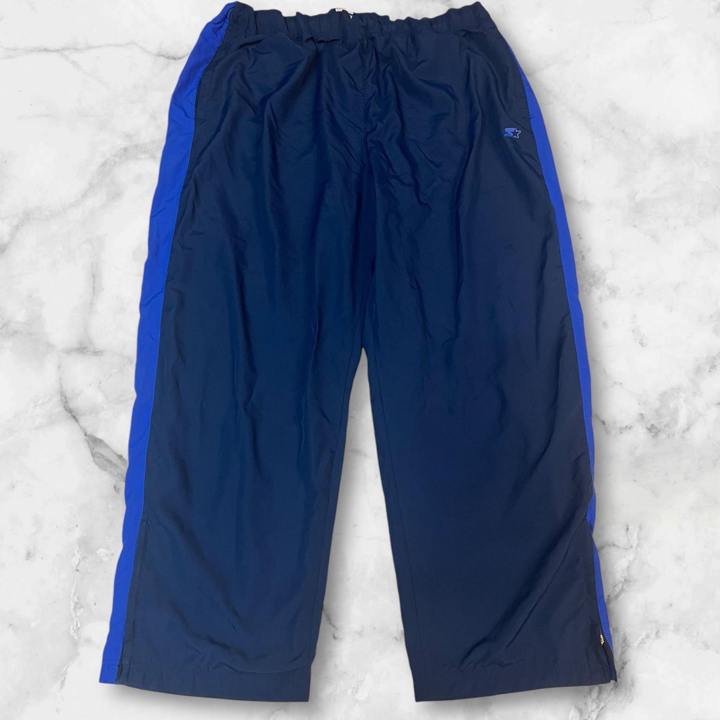 Entdecke unsere Vintage Track Pants von Nike und anderen Marken, erhältlich bei Valuxery.de - Dein Shop für trendige Vintage - Kleidung. Unsere Track Pants sind aus hochwertigen Materialien und