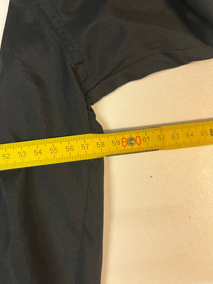 Entdecke unsere Vintage Track Pants von Nike und anderen Marken, erhältlich bei Valuxery.de - Dein Shop für trendige Vintage - Kleidung. Unsere Track Pants sind aus hochwertigen Materialien und