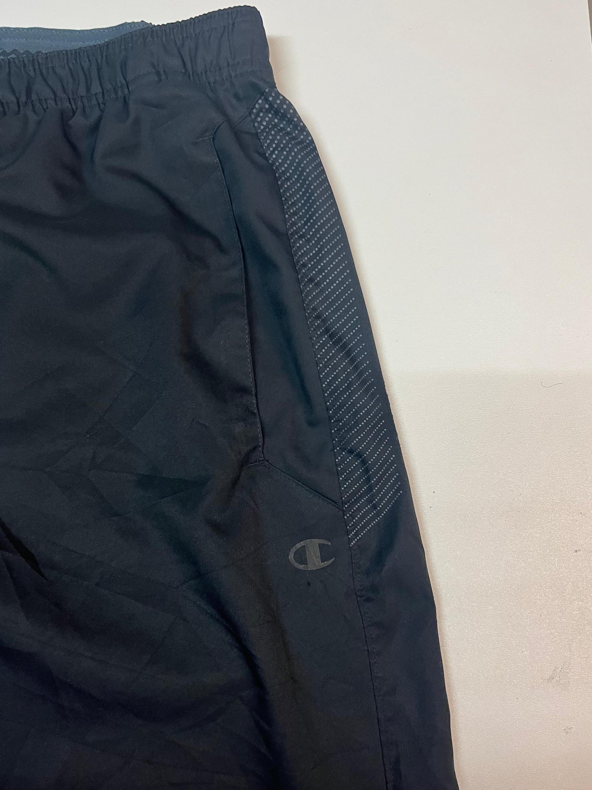 Entdecke unsere Vintage Track Pants von Nike und anderen Marken, erhältlich bei Valuxery.de - Dein Shop für trendige Vintage - Kleidung. Unsere Track Pants sind aus hochwertigen Materialien und