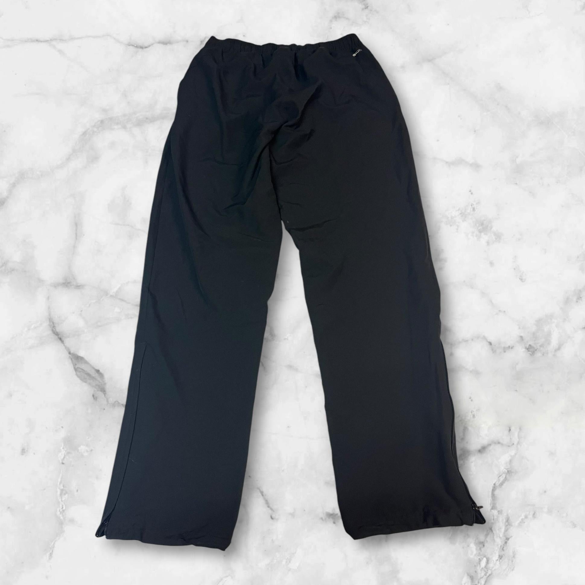 Entdecke unsere Vintage Track Pants von Nike und anderen Marken, erhältlich bei Valuxery.de - Dein Shop für trendige Vintage - Kleidung. Unsere Track Pants sind aus hochwertigen Materialien und