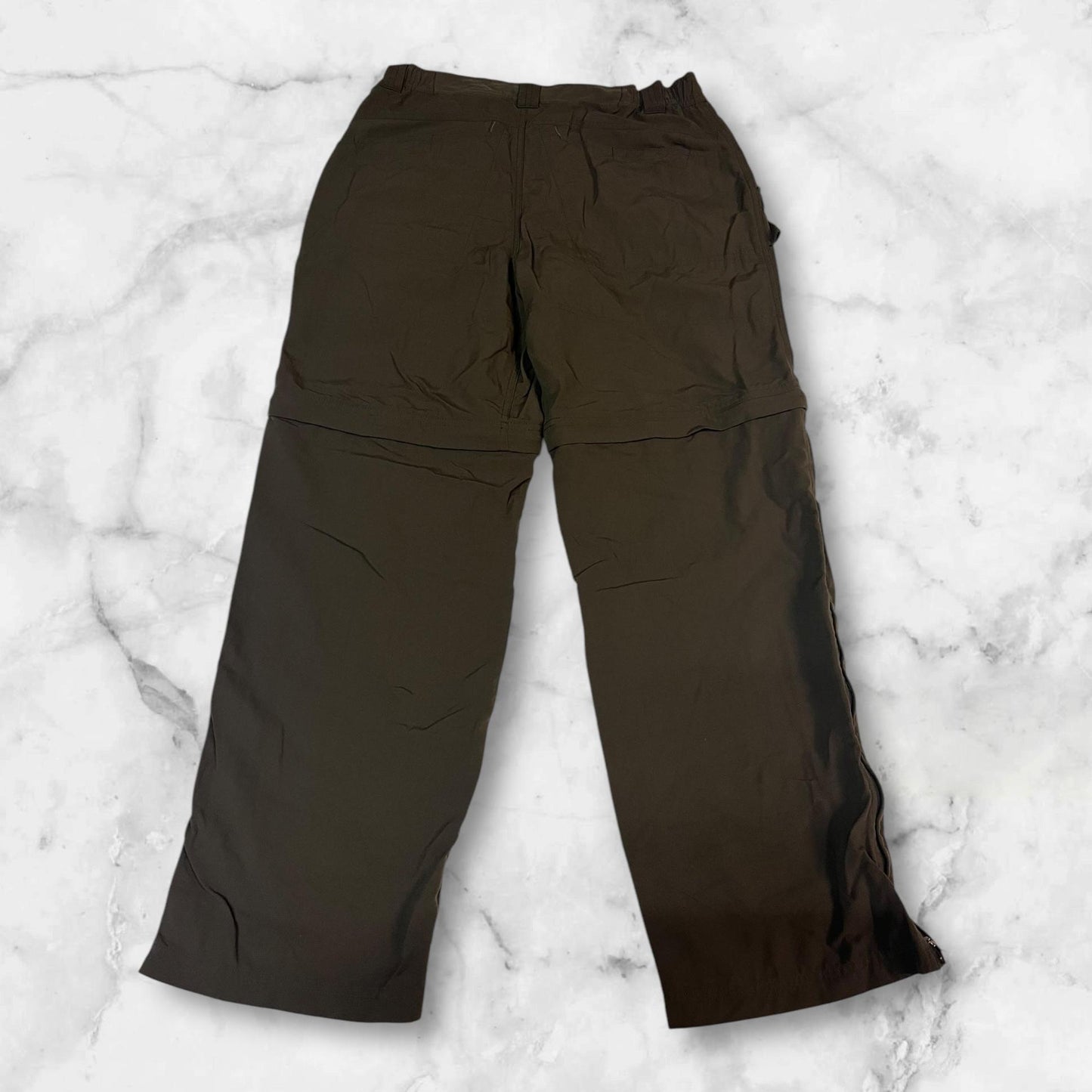 Entdecke unsere Vintage Track Pants von Nike und anderen Marken, erhältlich bei Valuxery.de - Dein Shop für trendige Vintage - Kleidung. Unsere Track Pants sind aus hochwertigen Materialien und