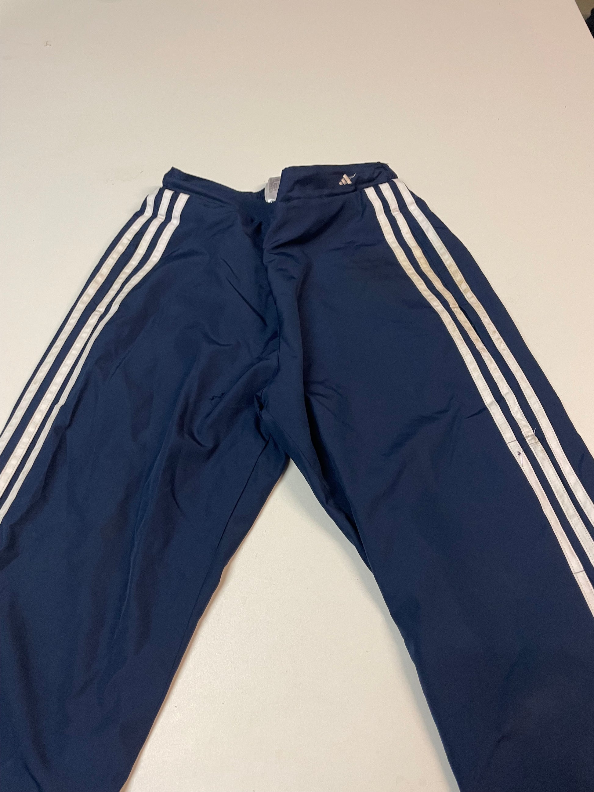 Entdecke unsere Vintage Track Pants von Nike und anderen Marken, erhältlich bei Valuxery.de - Dein Shop für trendige Vintage - Kleidung. Unsere Track Pants sind aus hochwertigen Materialien und