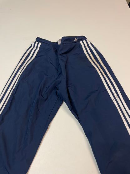 Entdecke unsere Vintage Track Pants von Nike und anderen Marken, erhältlich bei Valuxery.de - Dein Shop für trendige Vintage - Kleidung. Unsere Track Pants sind aus hochwertigen Materialien und