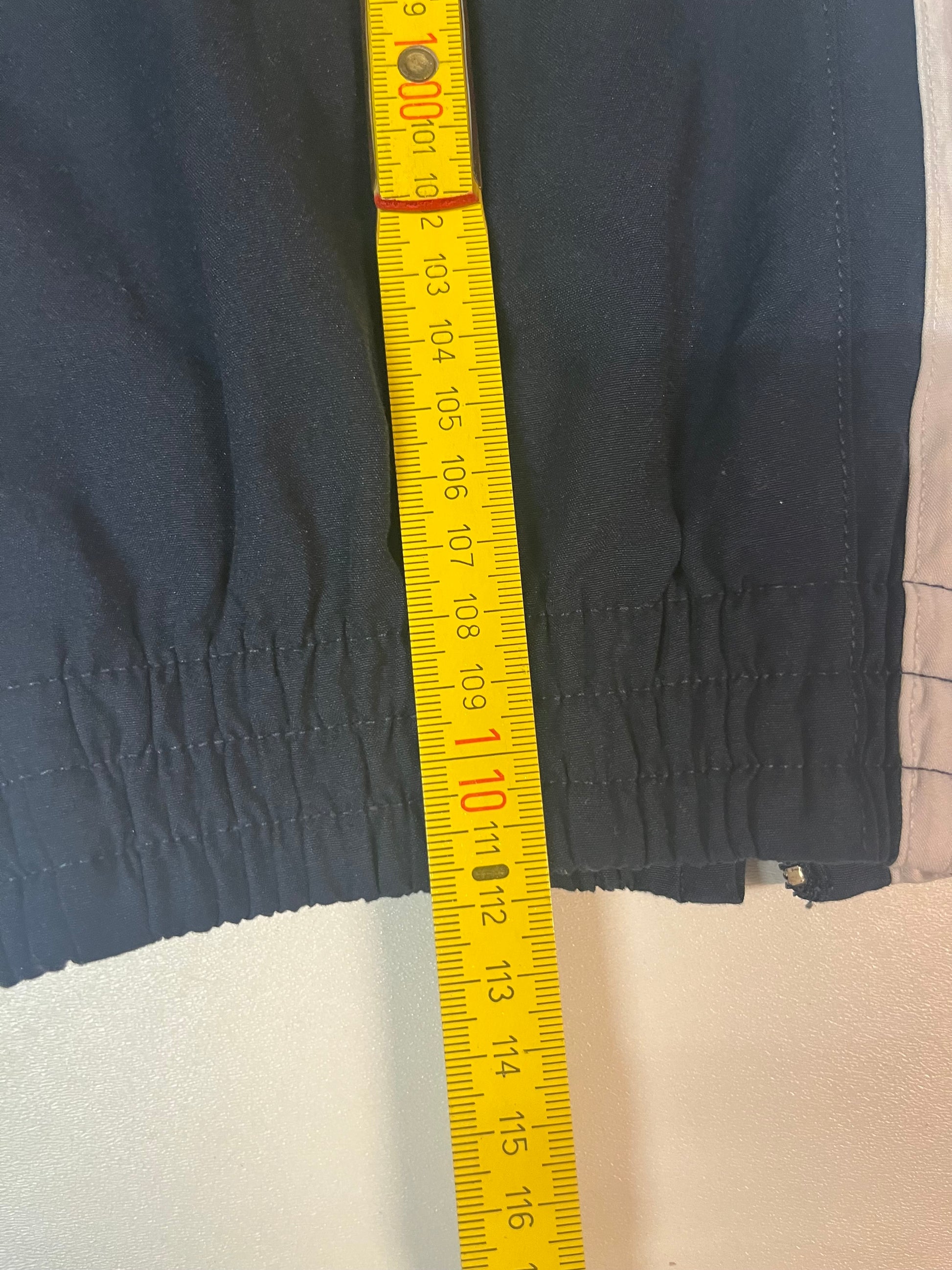 Entdecke unsere Vintage Track Pants von Nike und anderen Marken, erhältlich bei Valuxery.de - Dein Shop für trendige Vintage - Kleidung. Unsere Track Pants sind aus hochwertigen Materialien und