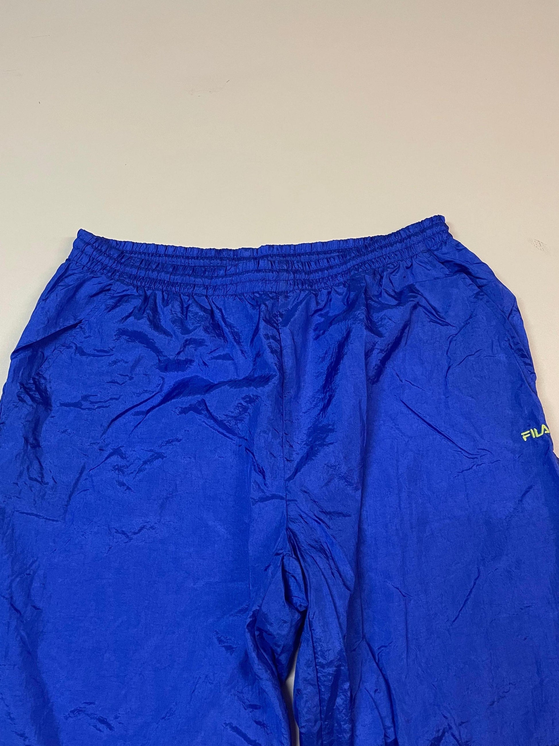 Entdecke unsere Vintage Track Pants von Nike und anderen Marken, erhältlich bei Valuxery.de - Dein Shop für trendige Vintage - Kleidung. Unsere Track Pants sind aus hochwertigen Materialien und