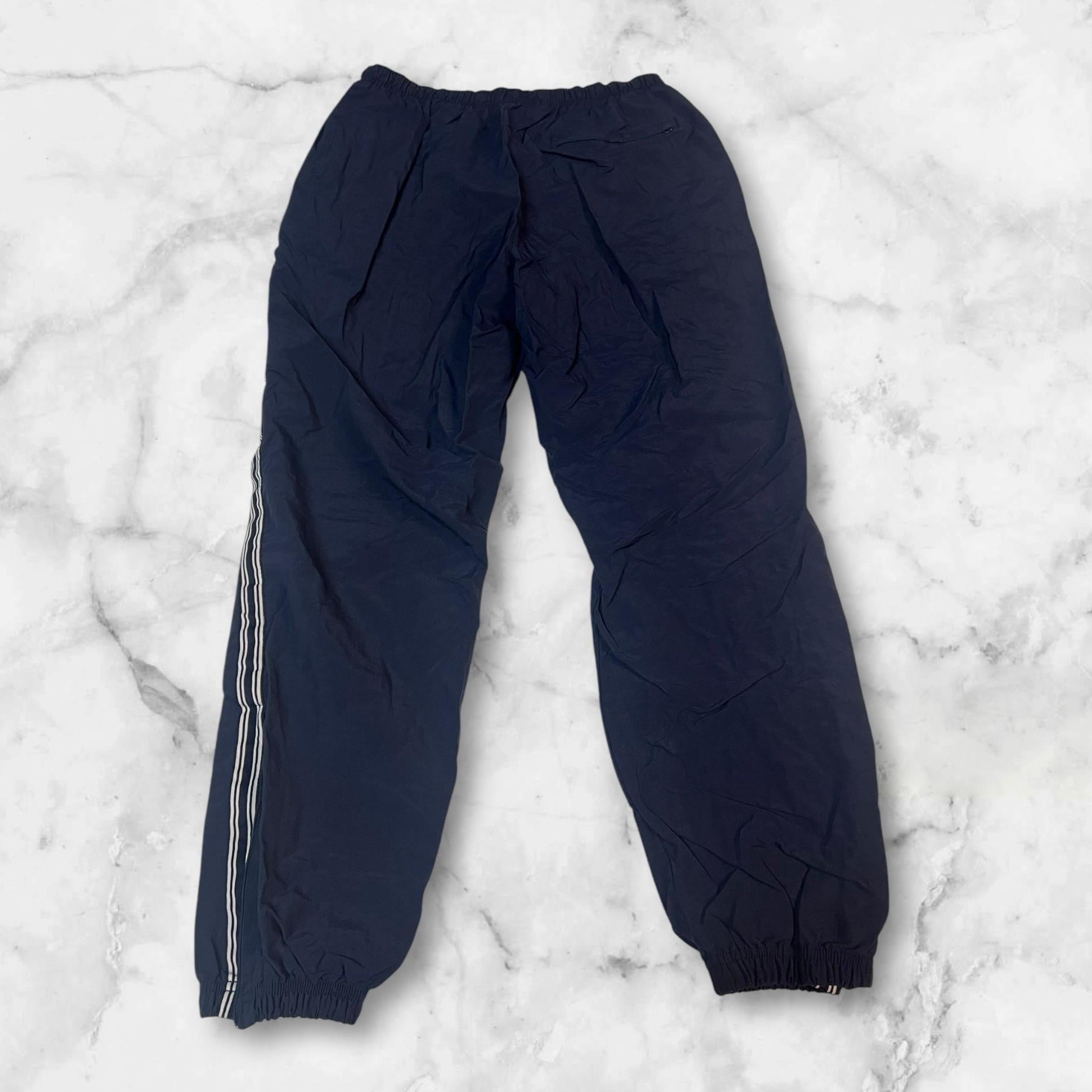 Entdecke unsere Vintage Track Pants von Nike und anderen Marken, erhältlich bei Valuxery.de - Dein Shop für trendige Vintage - Kleidung. Unsere Track Pants sind aus hochwertigen Materialien und