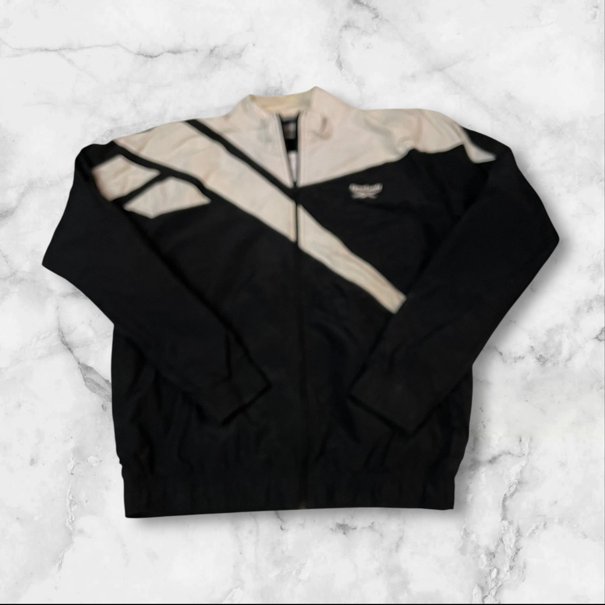 Entdecke unsere Vintage Track Pants von Nike und anderen Marken, erhältlich bei Valuxery.de - Dein Shop für trendige Vintage - Kleidung. Unsere Track Pants sind aus hochwertigen Materialien und