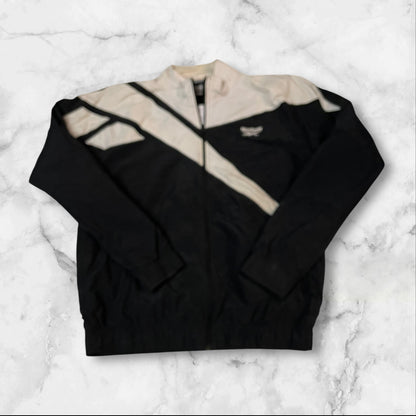 Entdecke unsere Vintage Track Pants von Nike und anderen Marken, erhältlich bei Valuxery.de - Dein Shop für trendige Vintage - Kleidung. Unsere Track Pants sind aus hochwertigen Materialien und