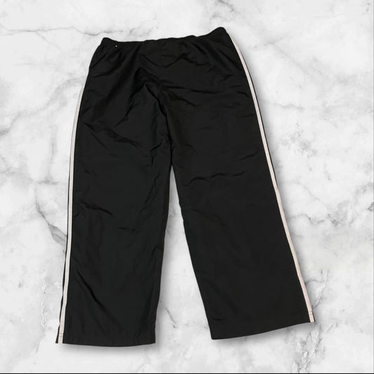 Entdecke unsere Vintage Track Pants von Nike und anderen Marken, erhältlich bei Valuxery.de - Dein Shop für trendige Vintage - Kleidung. Unsere Track Pants sind aus hochwertigen Materialien und