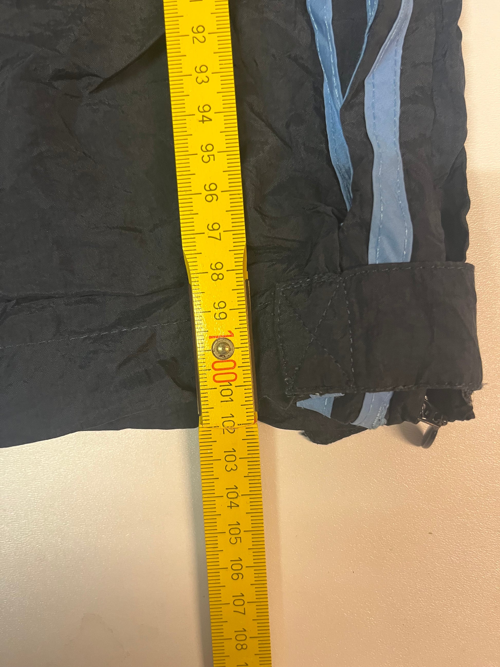 Entdecke unsere Vintage Track Pants von Nike und anderen Marken, erhältlich bei Valuxery.de - Dein Shop für trendige Vintage - Kleidung. Unsere Track Pants sind aus hochwertigen Materialien und