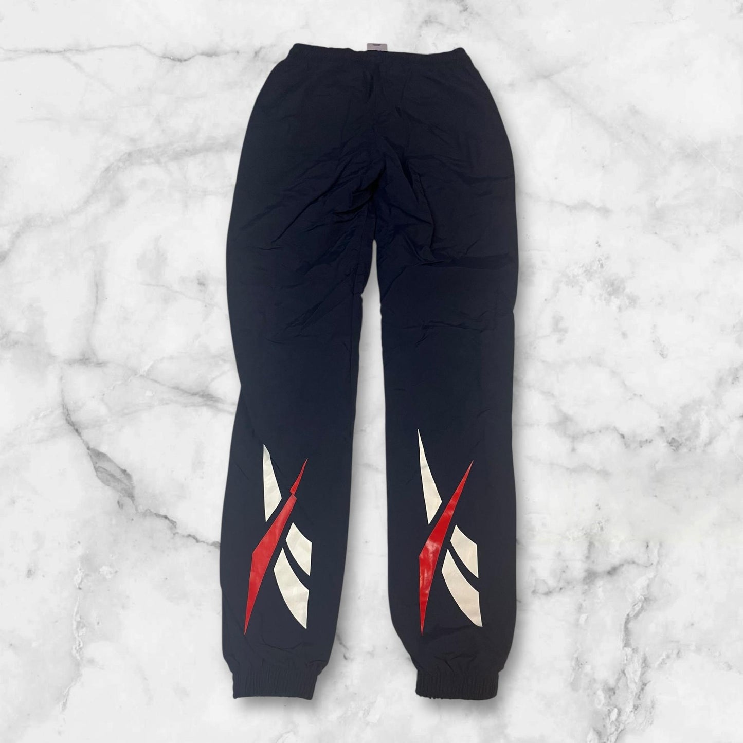 Entdecke unsere Vintage Track Pants von Nike und anderen Marken, erhältlich bei Valuxery.de - Dein Shop für trendige Vintage - Kleidung. Unsere Track Pants sind aus hochwertigen Materialien und