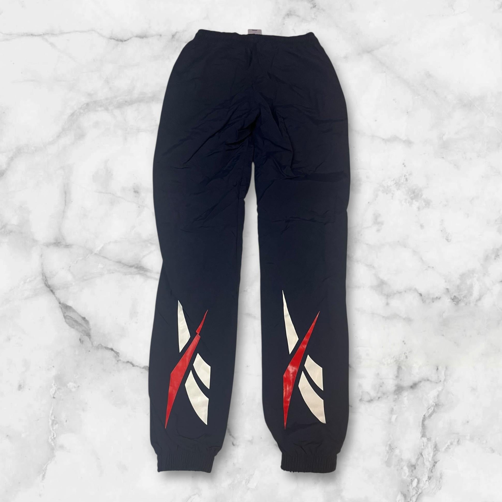 Entdecke unsere Vintage Track Pants von Nike und anderen Marken, erhältlich bei Valuxery.de - Dein Shop für trendige Vintage - Kleidung. Unsere Track Pants sind aus hochwertigen Materialien und