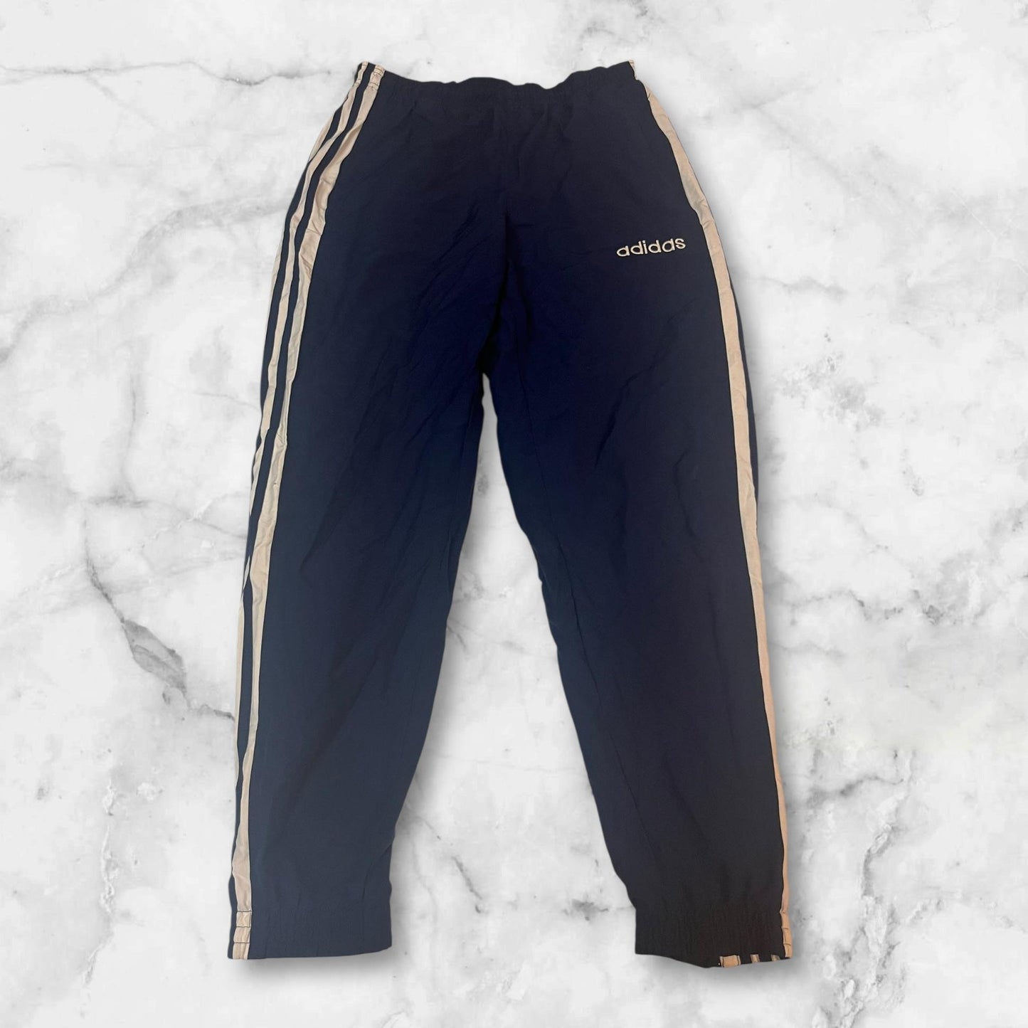 Entdecke unsere Vintage Track Pants von Nike und anderen Marken, erhältlich bei Valuxery.de - Dein Shop für trendige Vintage - Kleidung. Unsere Track Pants sind aus hochwertigen Materialien und