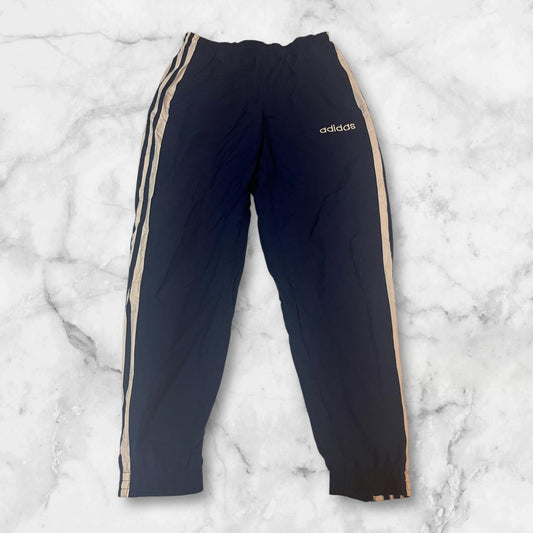 Entdecke unsere Vintage Track Pants von Nike und anderen Marken, erhältlich bei Valuxery.de - Dein Shop für trendige Vintage - Kleidung. Unsere Track Pants sind aus hochwertigen Materialien und