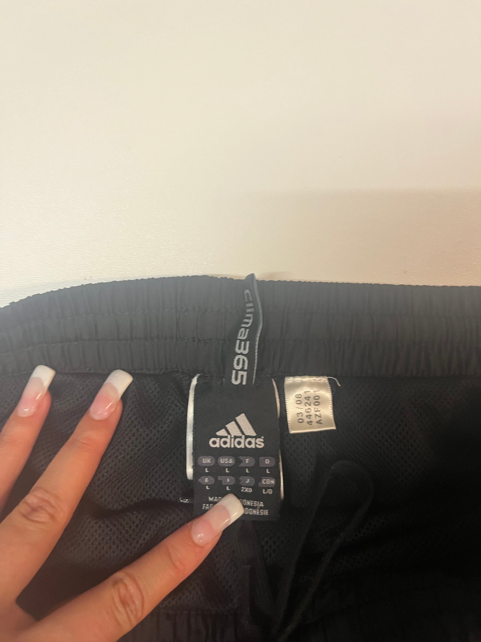 Entdecke unsere Vintage Track Pants von Nike und anderen Marken, erhältlich bei Valuxery.de - Dein Shop für trendige Vintage - Kleidung. Unsere Track Pants sind aus hochwertigen Materialien und