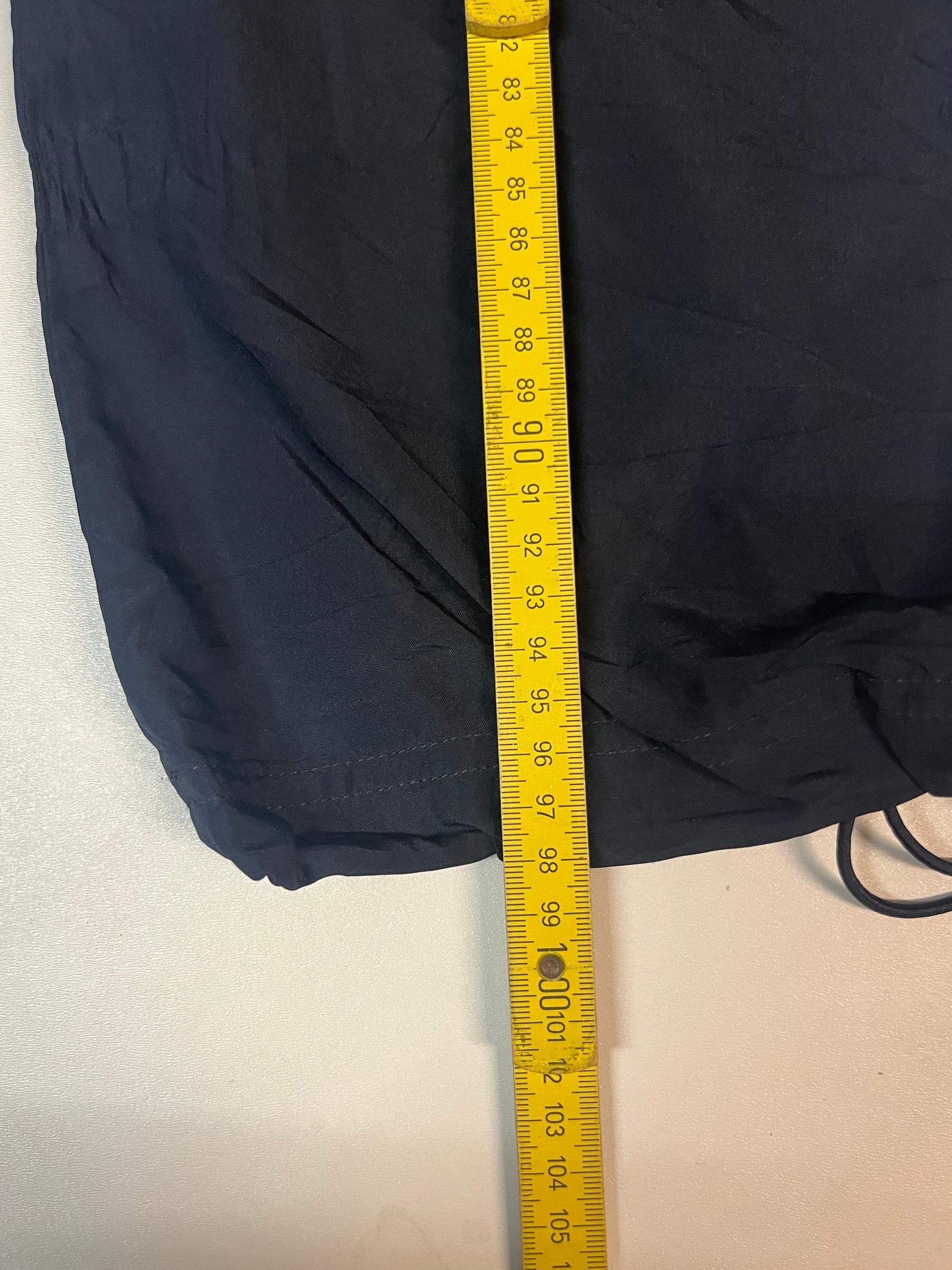 Entdecke unsere Vintage Track Pants von Nike und anderen Marken, erhältlich bei Valuxery.de - Dein Shop für trendige Vintage - Kleidung. Unsere Track Pants sind aus hochwertigen Materialien und
