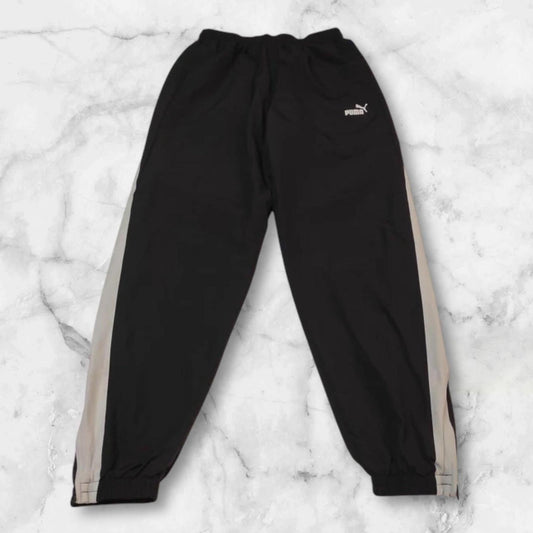 Entdecke unsere Vintage Track Pants von Nike und anderen Marken, erhältlich bei Valuxery.de - Dein Shop für trendige Vintage - Kleidung. Unsere Track Pants sind aus hochwertigen Materialien und