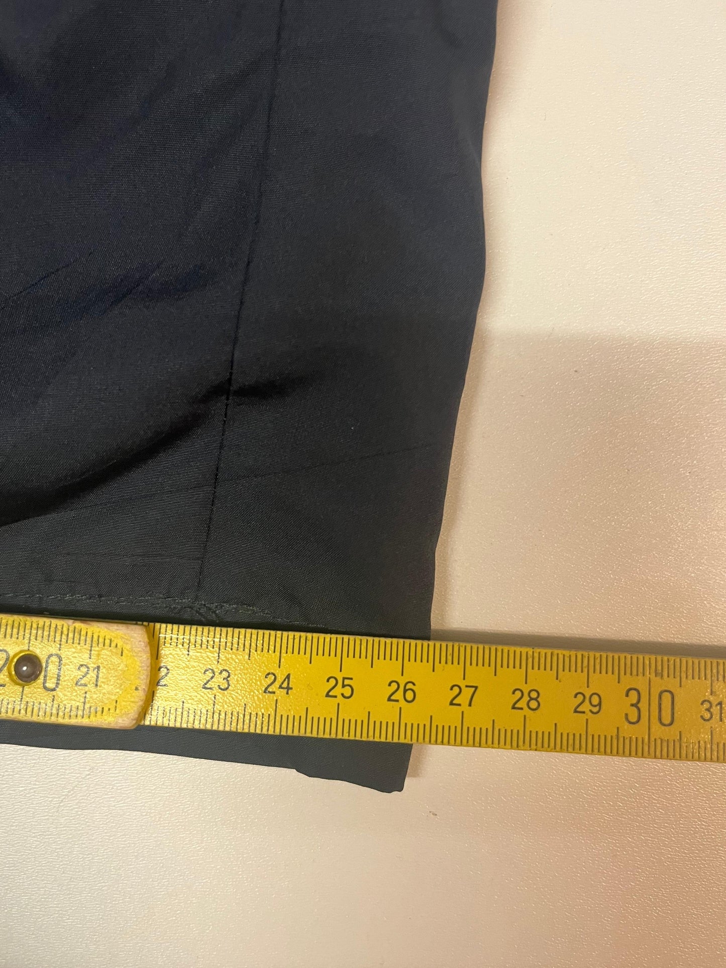 Entdecke unsere Vintage Track Pants von Nike und anderen Marken, erhältlich bei Valuxery.de - Dein Shop für trendige Vintage - Kleidung. Unsere Track Pants sind aus hochwertigen Materialien und