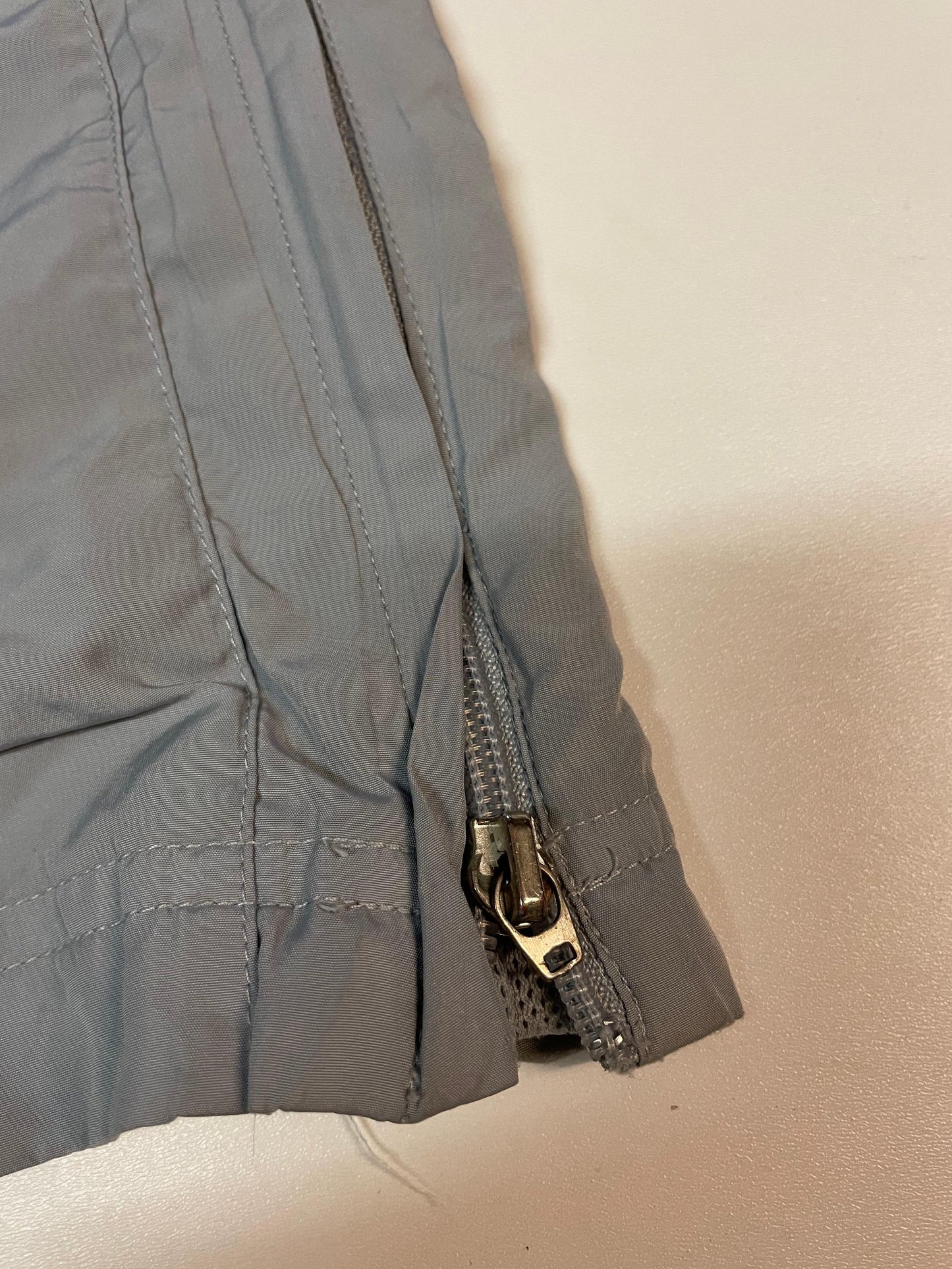 Entdecke unsere Vintage Track Pants von Nike und anderen Marken, erhältlich bei Valuxery.de - Dein Shop für trendige Vintage - Kleidung. Unsere Track Pants sind aus hochwertigen Materialien und