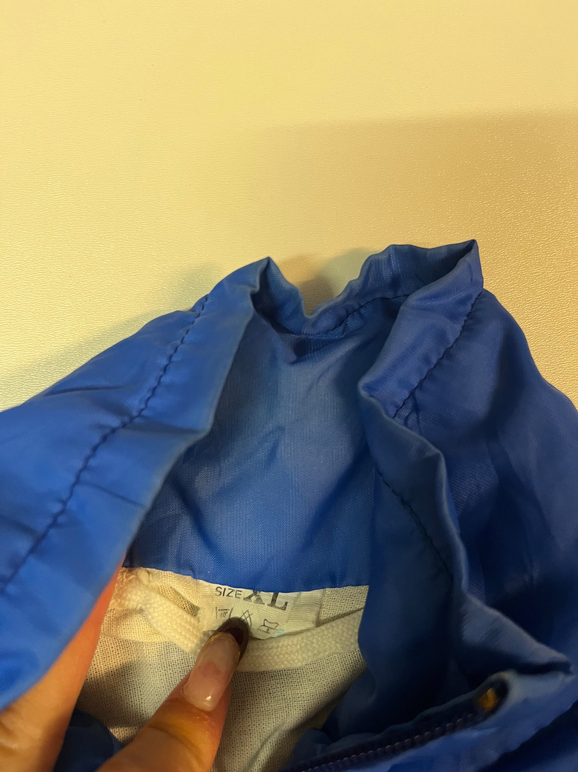 Entdecke unsere Vintage Track Pants von Nike und anderen Marken, erhältlich bei Valuxery.de - Dein Shop für trendige Vintage - Kleidung. Unsere Track Pants sind aus hochwertigen Materialien und