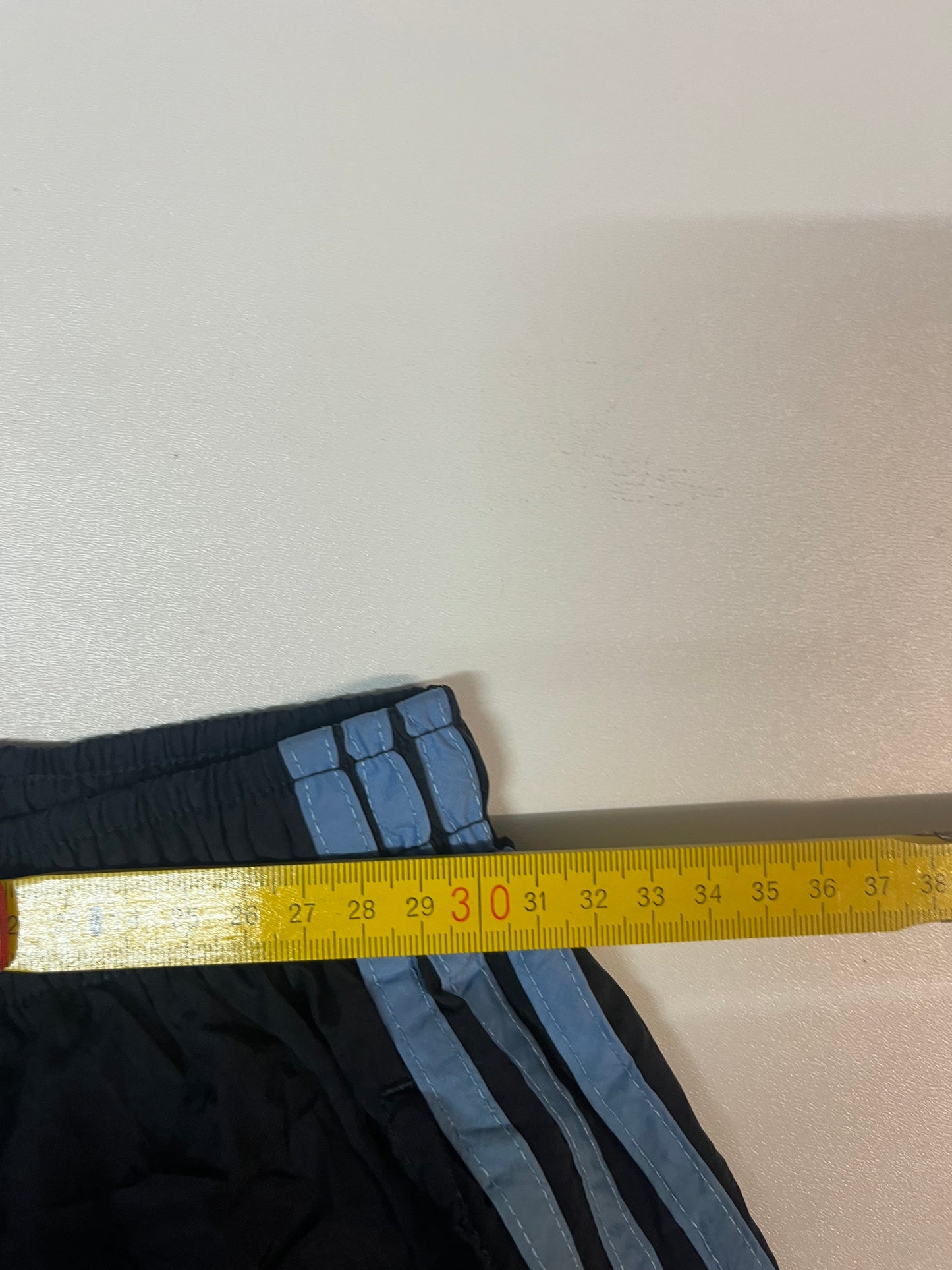 Entdecke unsere Vintage Track Pants von Nike und anderen Marken, erhältlich bei Valuxery.de - Dein Shop für trendige Vintage - Kleidung. Unsere Track Pants sind aus hochwertigen Materialien und