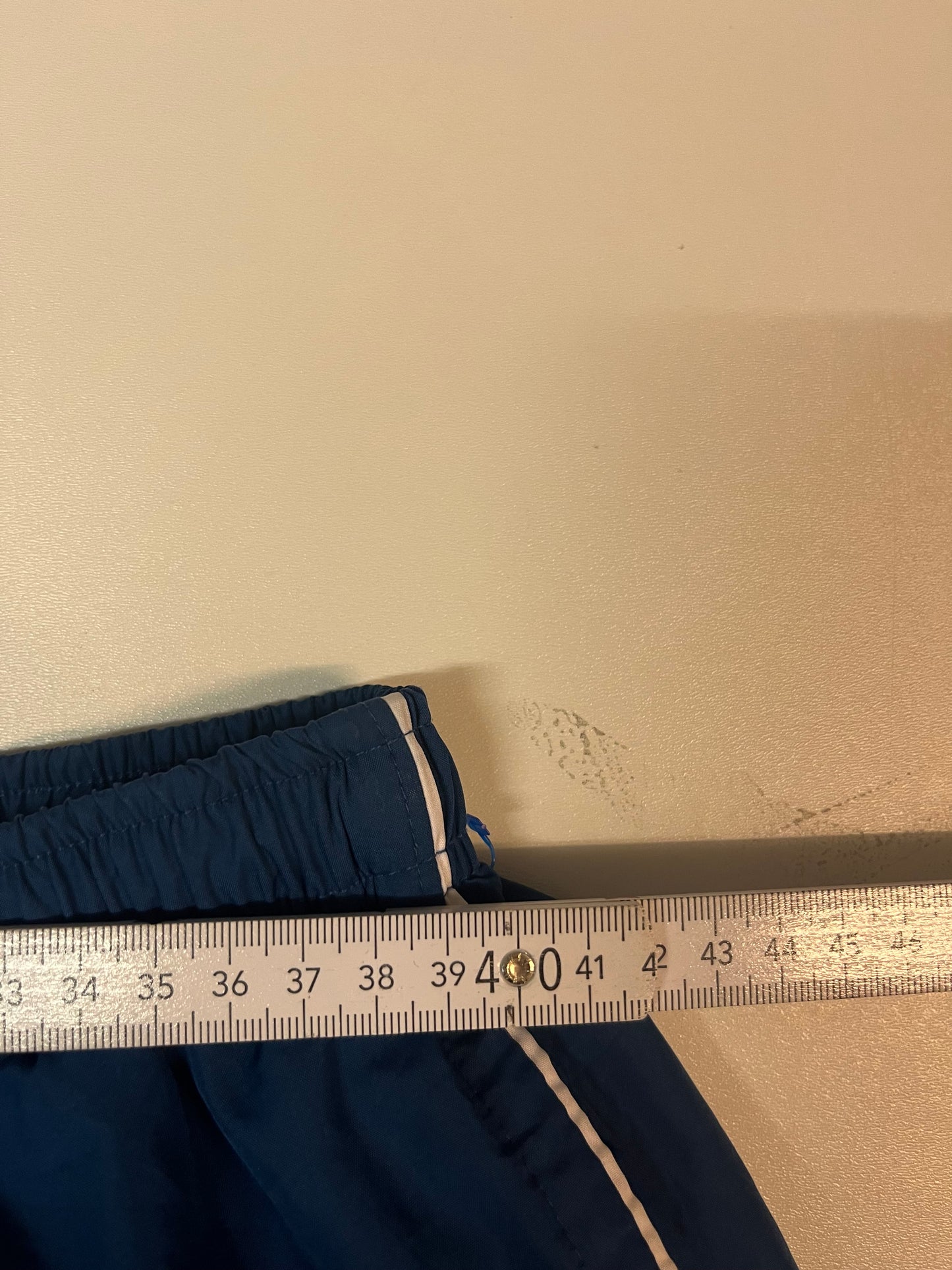 Entdecke unsere Vintage Track Pants von Nike und anderen Marken, erhältlich bei Valuxery.de - Dein Shop für trendige Vintage - Kleidung. Unsere Track Pants sind aus hochwertigen Materialien und