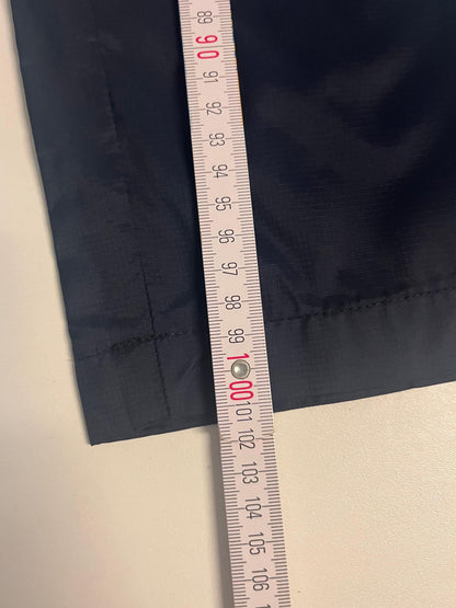Entdecke unsere Vintage Track Pants von Nike und anderen Marken, erhältlich bei Valuxery.de - Dein Shop für trendige Vintage - Kleidung. Unsere Track Pants sind aus hochwertigen Materialien und