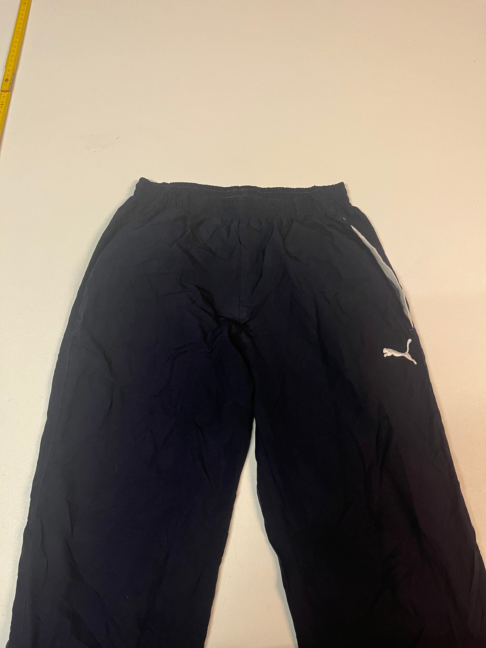 Entdecke unsere Vintage Track Pants von Nike und anderen Marken, erhältlich bei Valuxery.de - Dein Shop für trendige Vintage - Kleidung. Unsere Track Pants sind aus hochwertigen Materialien und