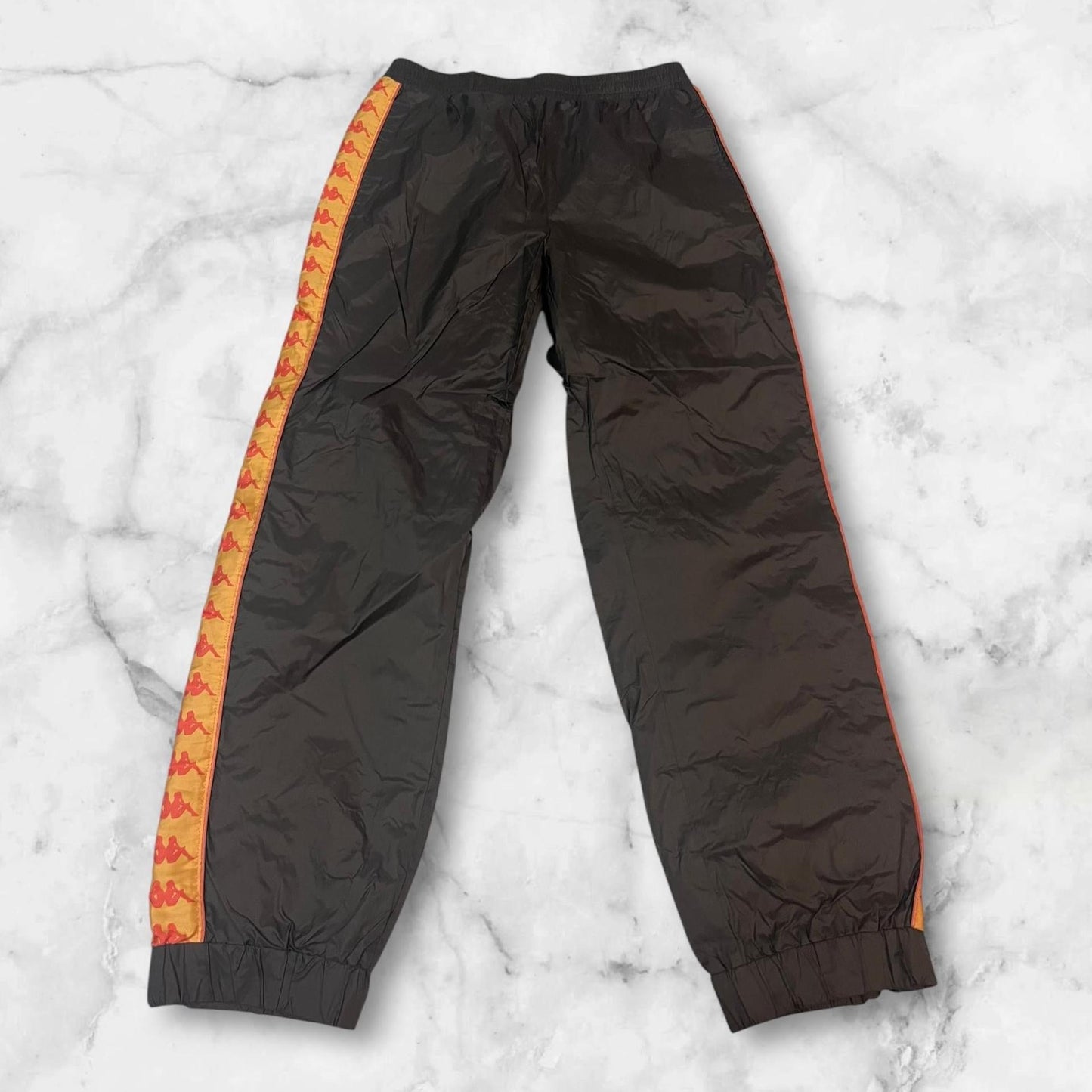 Entdecke unsere Vintage Track Pants von Nike und anderen Marken, erhältlich bei Valuxery.de - Dein Shop für trendige Vintage - Kleidung. Unsere Track Pants sind aus hochwertigen Materialien und