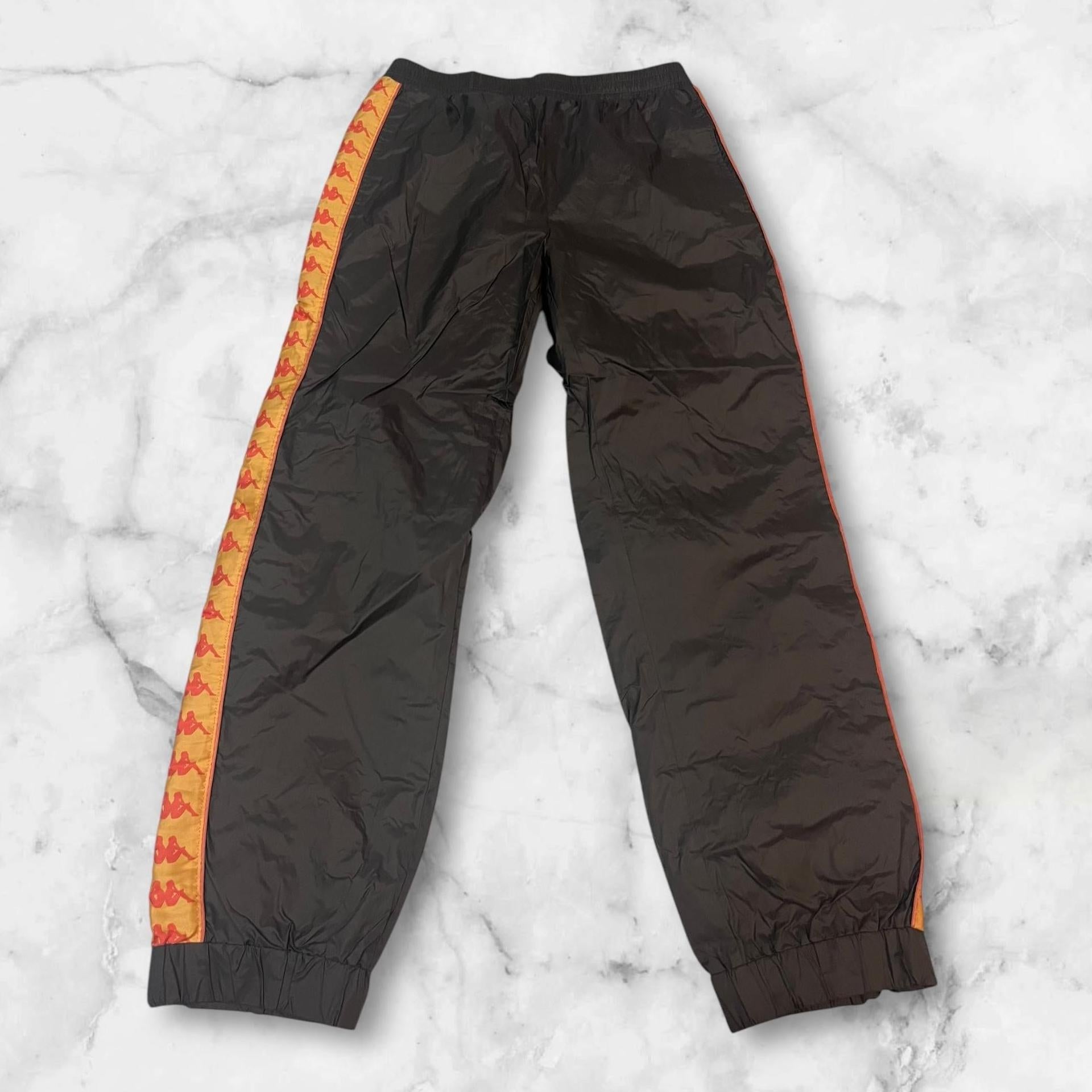 Entdecke unsere Vintage Track Pants von Nike und anderen Marken, erhältlich bei Valuxery.de - Dein Shop für trendige Vintage - Kleidung. Unsere Track Pants sind aus hochwertigen Materialien und