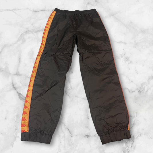Entdecke unsere Vintage Track Pants von Nike und anderen Marken, erhältlich bei Valuxery.de - Dein Shop für trendige Vintage - Kleidung. Unsere Track Pants sind aus hochwertigen Materialien und