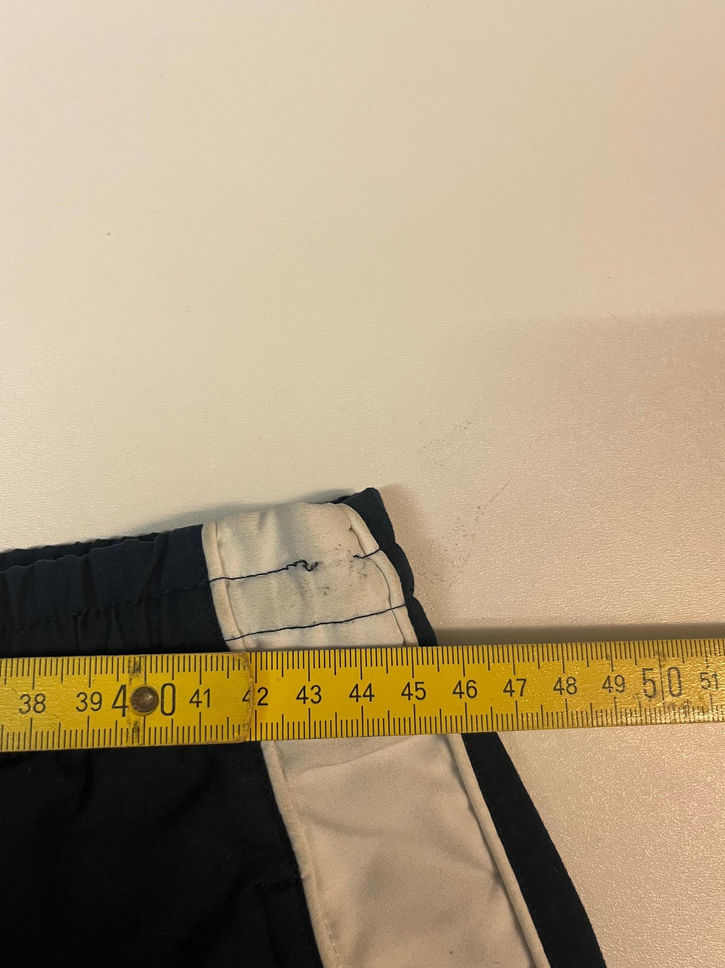 Entdecke unsere Vintage Track Pants von Nike und anderen Marken, erhältlich bei Valuxery.de - Dein Shop für trendige Vintage - Kleidung. Unsere Track Pants sind aus hochwertigen Materialien und