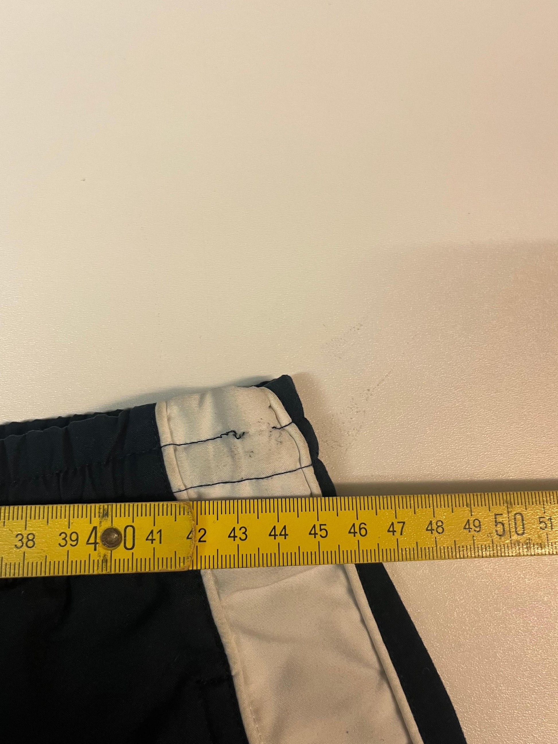 Entdecke unsere Vintage Track Pants von Nike und anderen Marken, erhältlich bei Valuxery.de - Dein Shop für trendige Vintage - Kleidung. Unsere Track Pants sind aus hochwertigen Materialien und